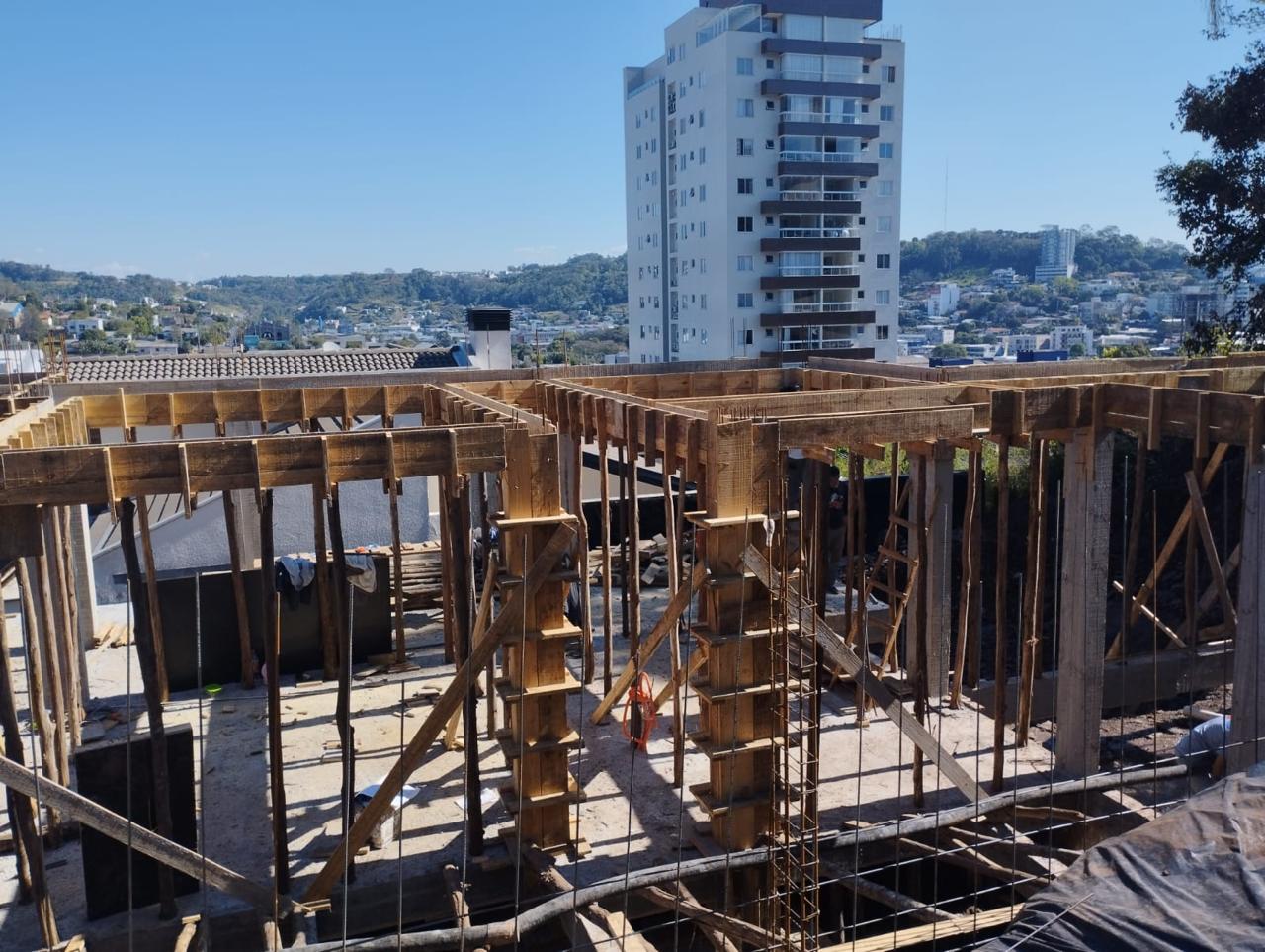 Obra da JM Construções em Palhoça, SC — estrutura de concreto armado com fôrmas de madeira executada pela equipe própria